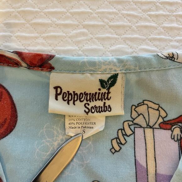 Peppermint Santa Print Scrub Top Blue Red White Holiday Christmas 100% Cotton - Picture 6 of 8